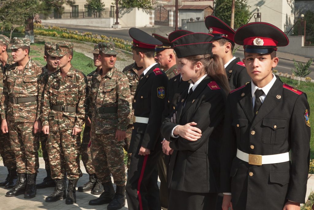 Soldati e cadetti di fronte al memoriale di guerra a Stepanakert nel NK (Didier Ruef)