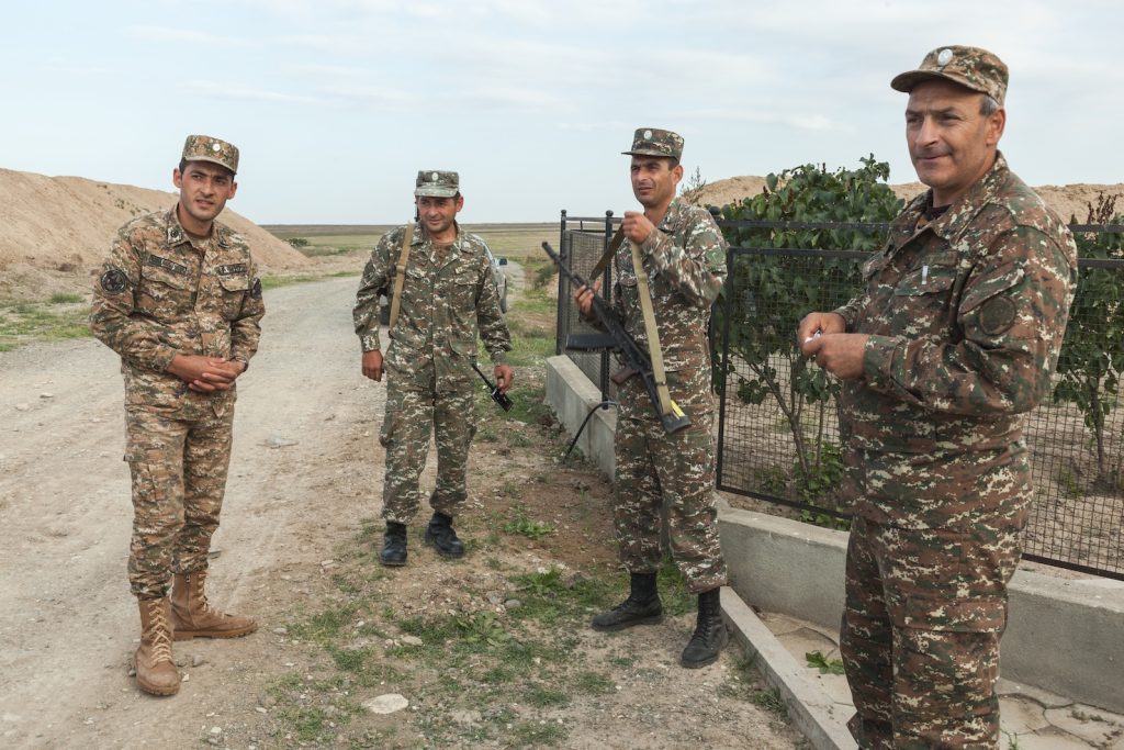 Soldati con il kashnikov al confine con l'Azerbaigian (Didier Ruef)