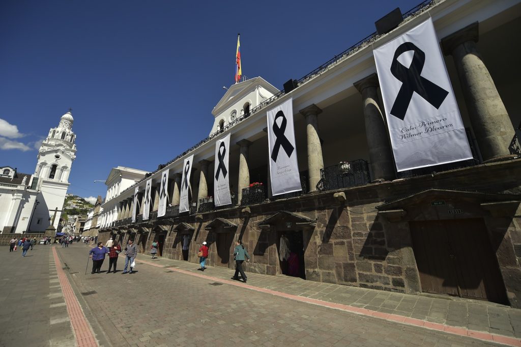 Il palazzo presidenziale di Quito con gli striscioni delle vittime del gruppo dissidente delle Farc (AFP)