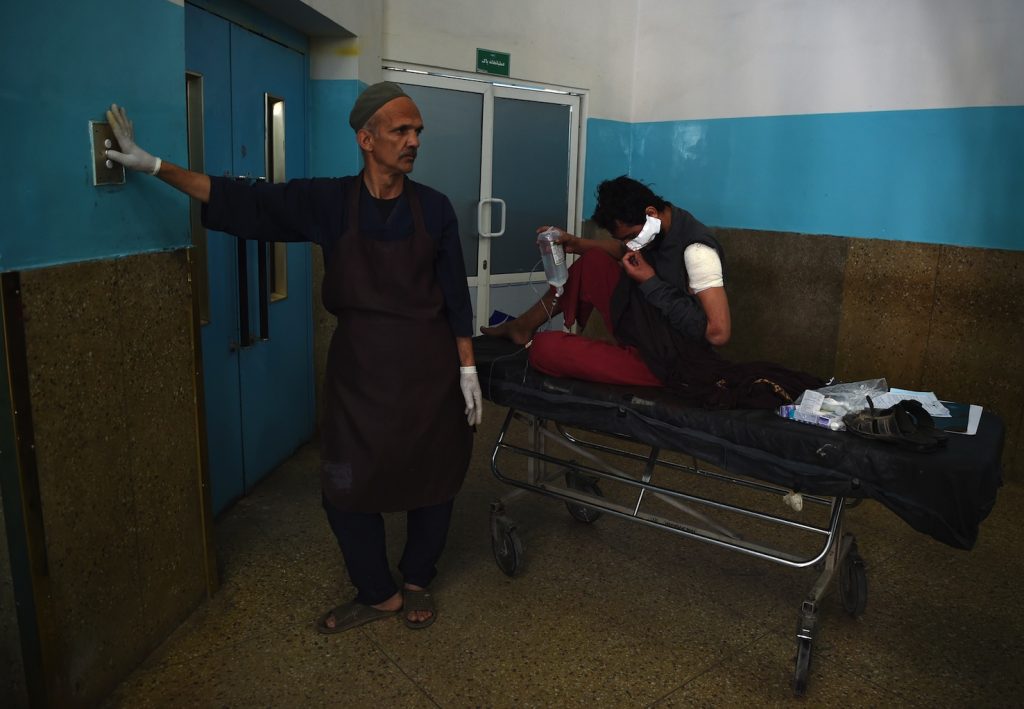 Un ferito all’ospedale Wazir Akbar Khan di Kabul dopo un attacco talebano (AFP)