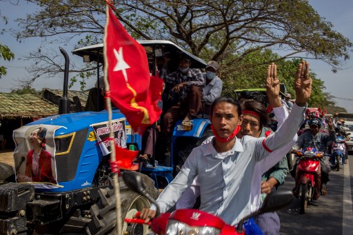 Tre dita alzate. Questo gesto è diventato il simbolo della ribellione in Myanmar (AFP)