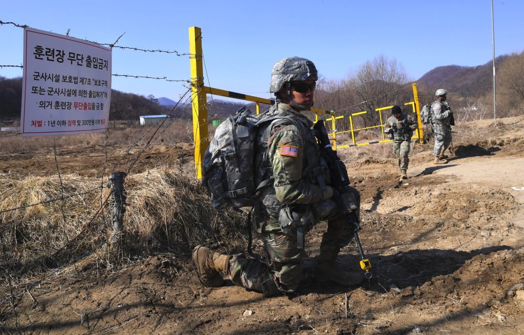 Soldati americani in una base militare della Corea del Sud addetti all’installazione del Thaad (AFP)