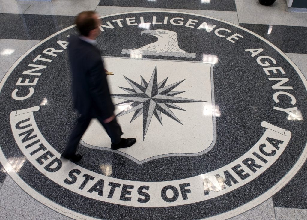 Il logo della Cia nel quartiere generale dell’Agenzia in Virginia (AFP)