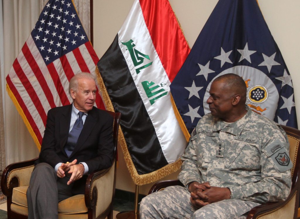 Joe Biden con il generale Lloyd Austin quando era al comando militare in Iraq (AFP)