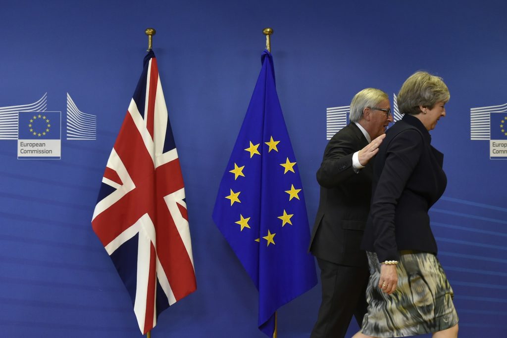 La premier inglese Theresa May con  il  presidente della Commissione europea Jean-Claude Juncker (AFP)
