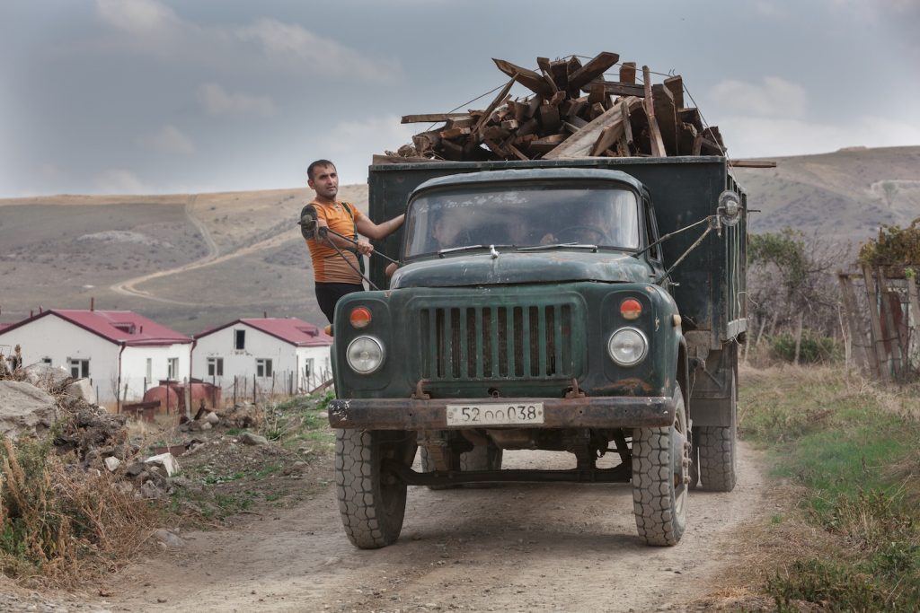 Uomini sui carri trasportano la legna nel villaggio di Talish nel NK (Didier Ruef)