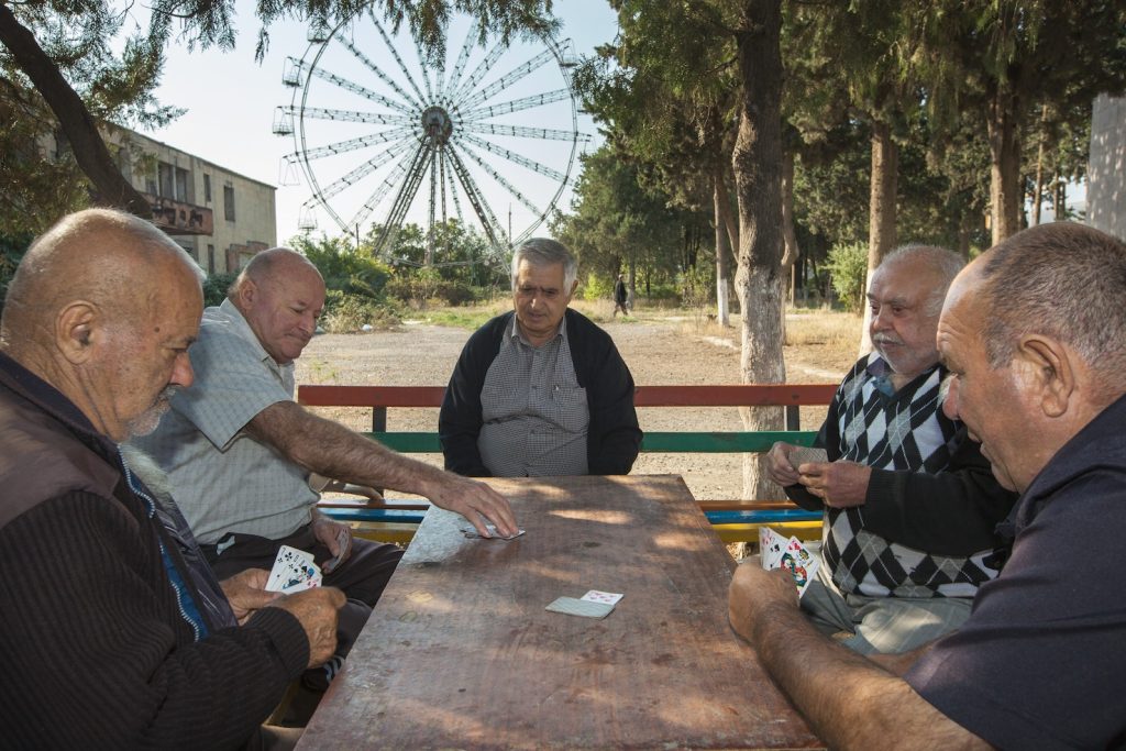 Anziani al mattino giocano alle carte nella città di Martakert nel NK (Didier Ruef)