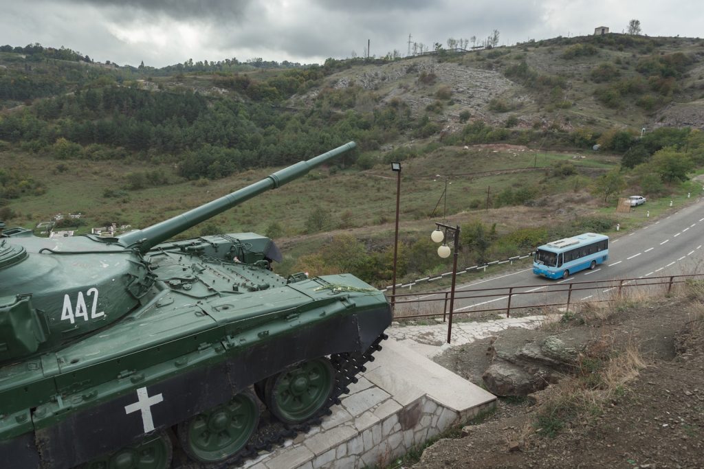 Bus civile sulla strada a Shushi nel NK oltrepassa un memoriale di guerra con un T-72 (Didier Ruef)