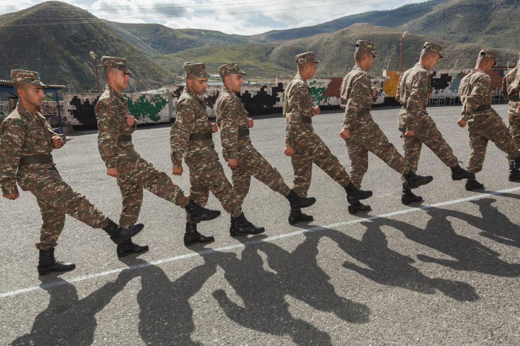 Soldati durante un'esercitazione militare a Madaghis nel NK (Didier Ruef)