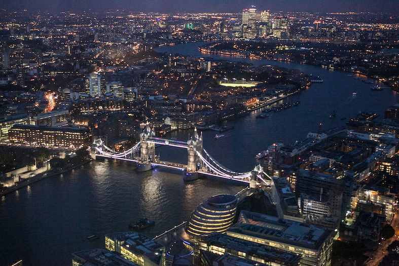Vista verso est dallo Shard: in primo piano il Tower Bridge, dietro al quale si intravedono i St Katharine Docks e sullo sfondo i grattacieli di Canary Wharf