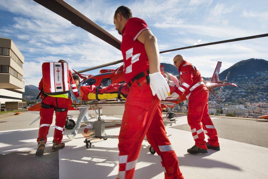 All’arrivo in ospedale la squadra di salvataggio viene assistita da una équipe medica