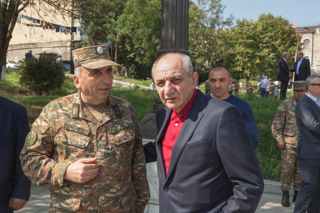 Bako Sahakyan, presidente del NK, con un militare di alto rango a Stepanakert (Didier Ruef)