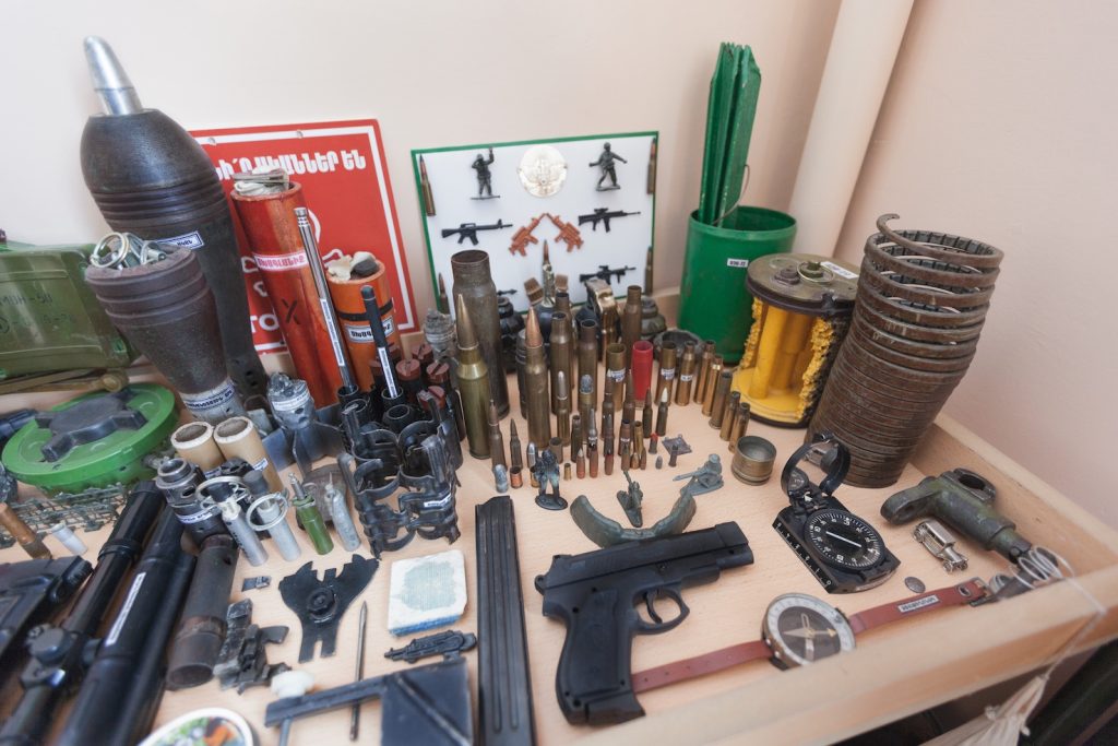 Armi e munizioni nella scuola militare di Stepanakert (Didier Ruef)