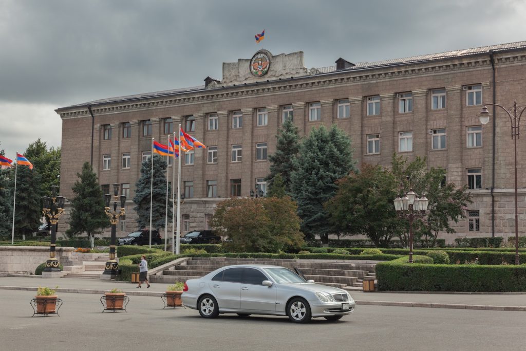 Una Mercedes Benz parcheggiata nella piazza Renaissance di fronte al palazzo presidenziale di Stepanakert nel NK (Didier Ruef)