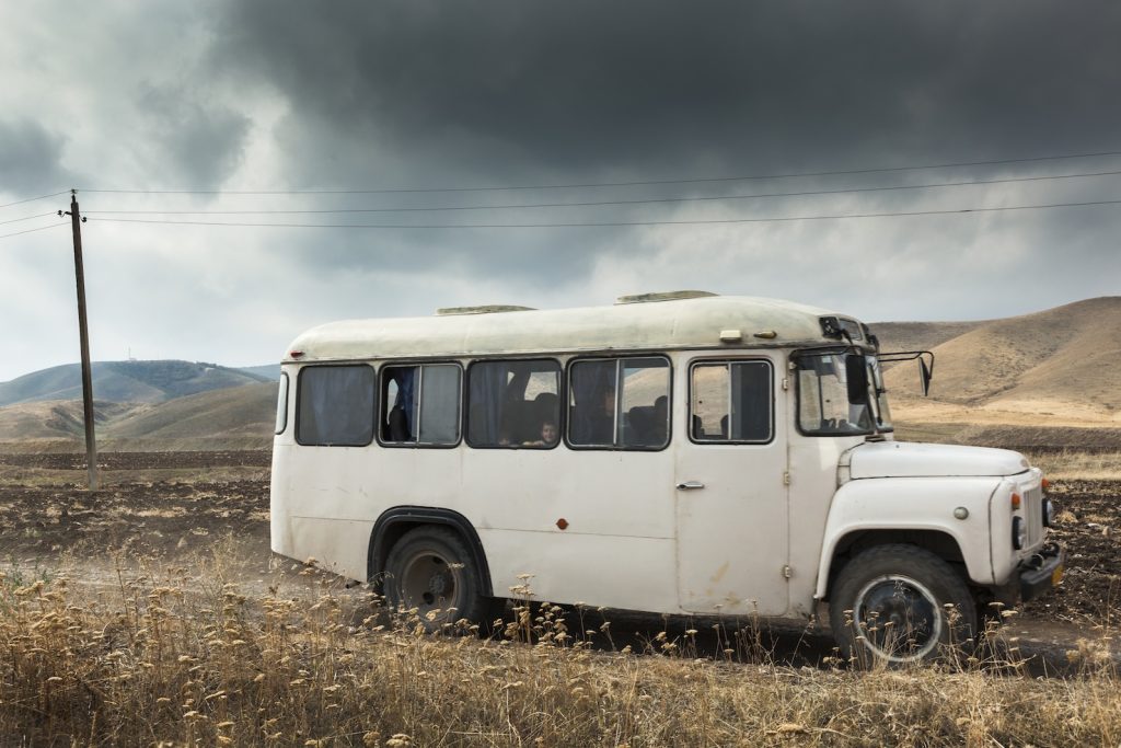 Bus per il trasporto di bambini sulla strada per Talish nel NK (Didier Ruef)