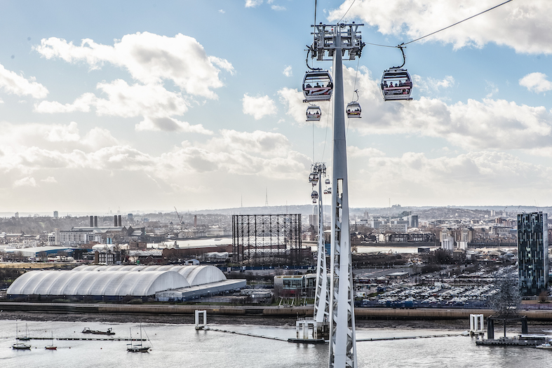 La funivia che attraversa il Tamigi tra la O2 di North Greenwich (riva sud) e Canning Town (riva nord)