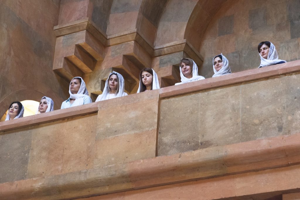 Donne del coro della chiesa apostolica di Stepanakert durante la messa della domenica (Didier Ruef)