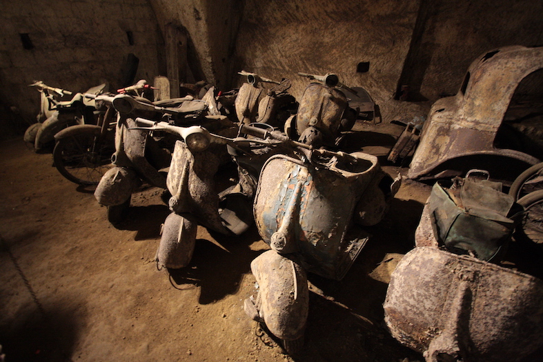 Il cimitero delle moto sequestrate dalla polizia napoletana e depositate “temporaneamente” nella Galleria Borbonica