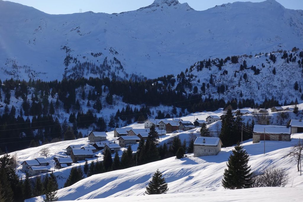 Il nucleo di Dötra allungato sul pendio