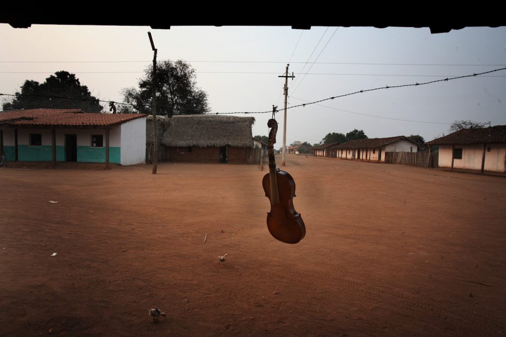 Un violino appeso fuori dalla casa-negozio del liutaio Juan de la Cruz, vicino alla piazza del paese