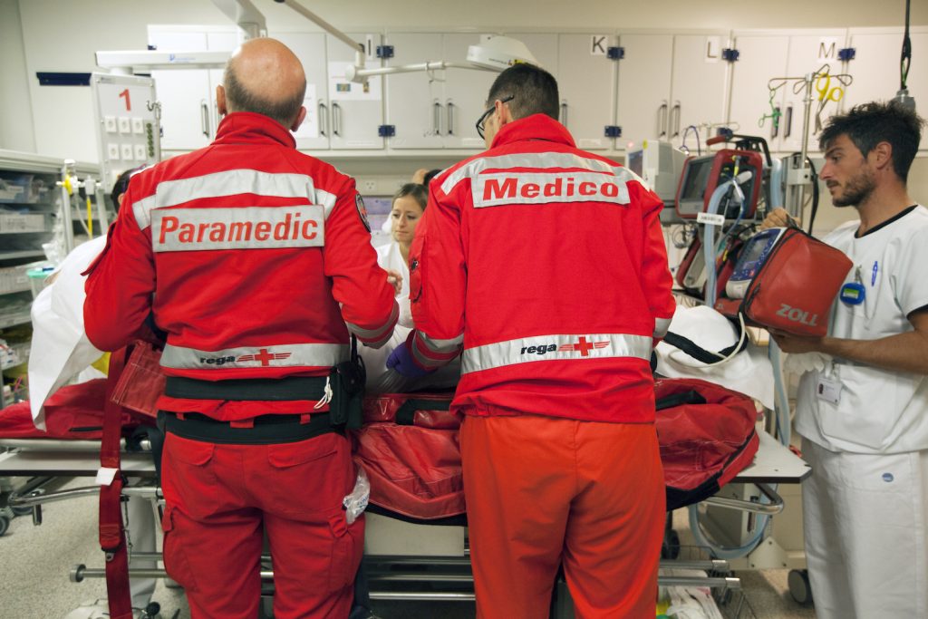 Medico e Paramedico forniscono aiuto e informazioni sul paziente allo staff ospedaliero