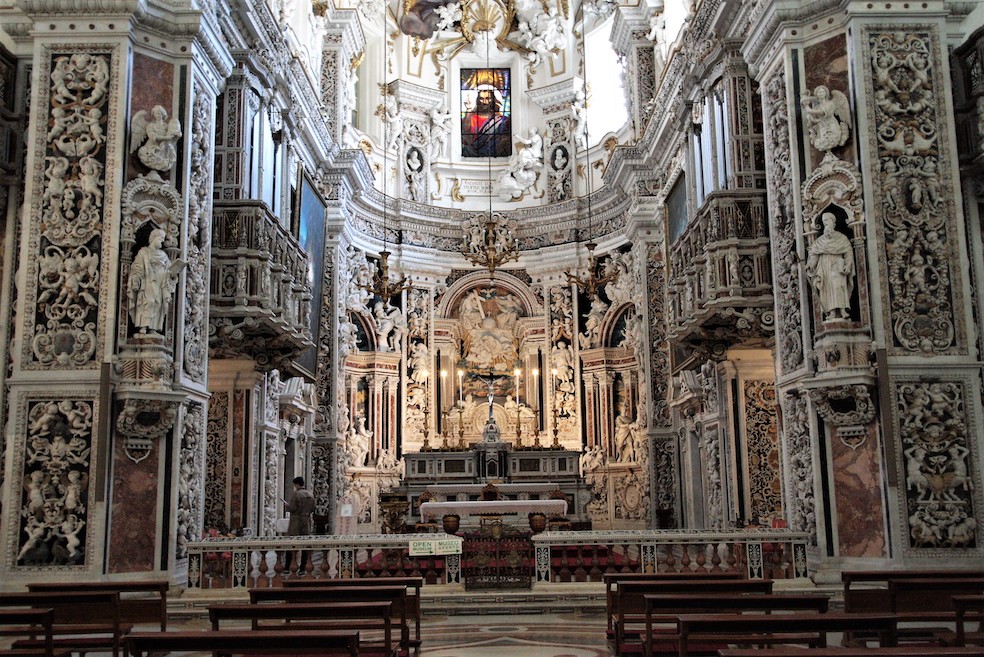 L'esplosione del barocco seicentesco sull'altare maggiore della Chiesa del Gesù di Casa Professa nel quartiere di Ballarò-Albergheria (T. Stiano)