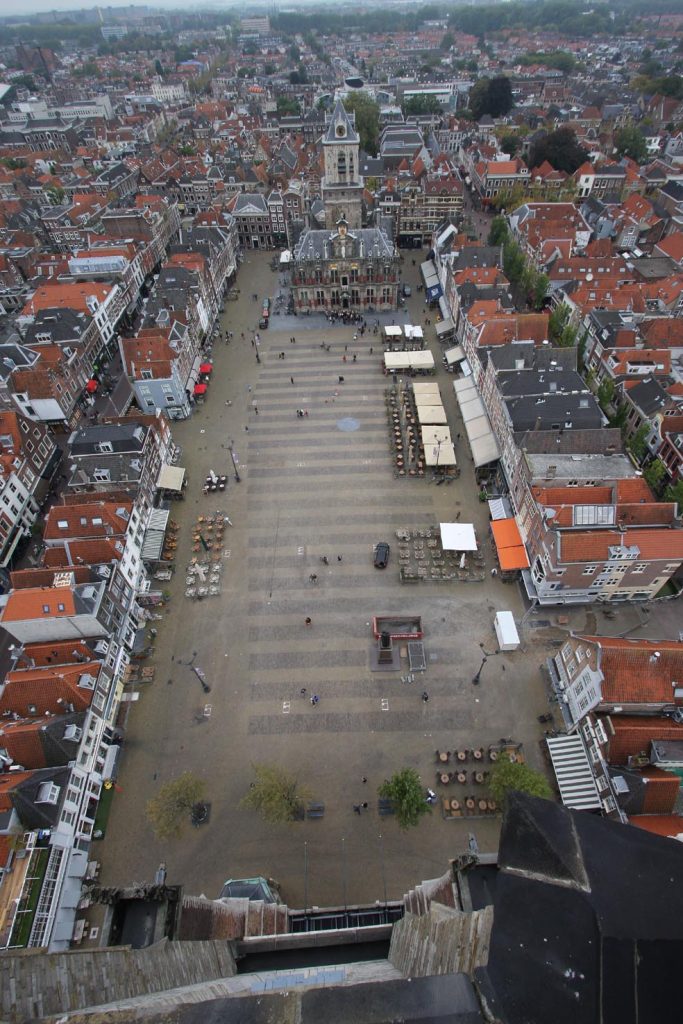 Dal campanile della Nieuwe Kerk (la Chiesa Nuova) la grande Piazza Markt di Delft con il Municipio sul fondo
