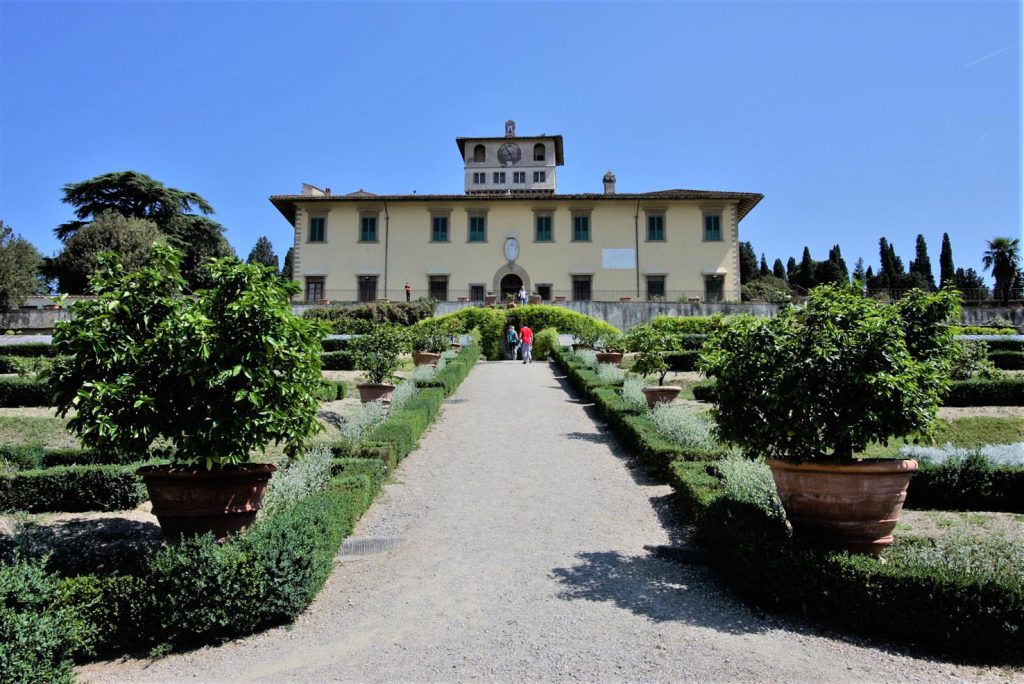 Villa della Petraia in cima alla collina con i bei giardini terrazzati all’italiana