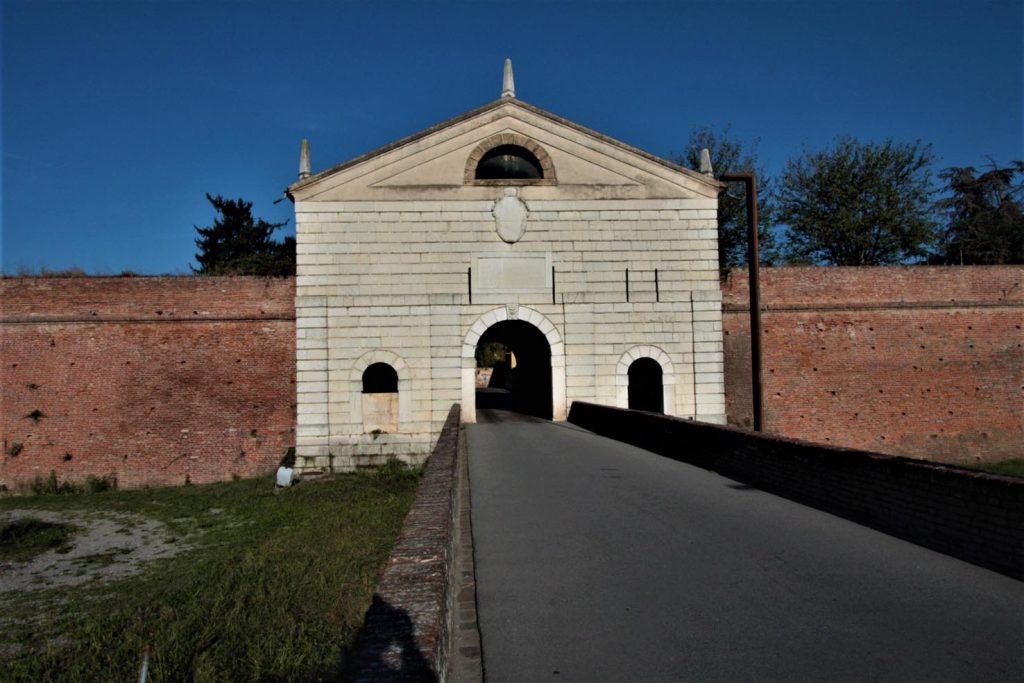 Porta Imperiale del 1579, ancora oggi è l’accesso sud-est a Sabbioneta