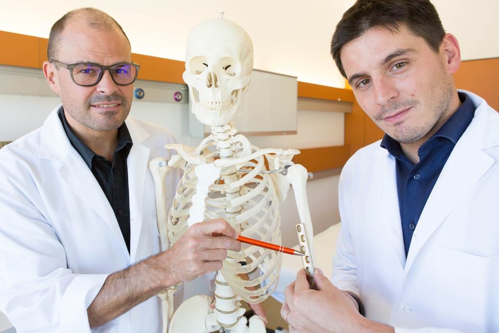 Il Dr. Candrian (responsabile dell’ortopedia traumatologica all’ORL) e, a destra, il suo capoclinica Dr. Deabate (Vincenzo Cammarata)