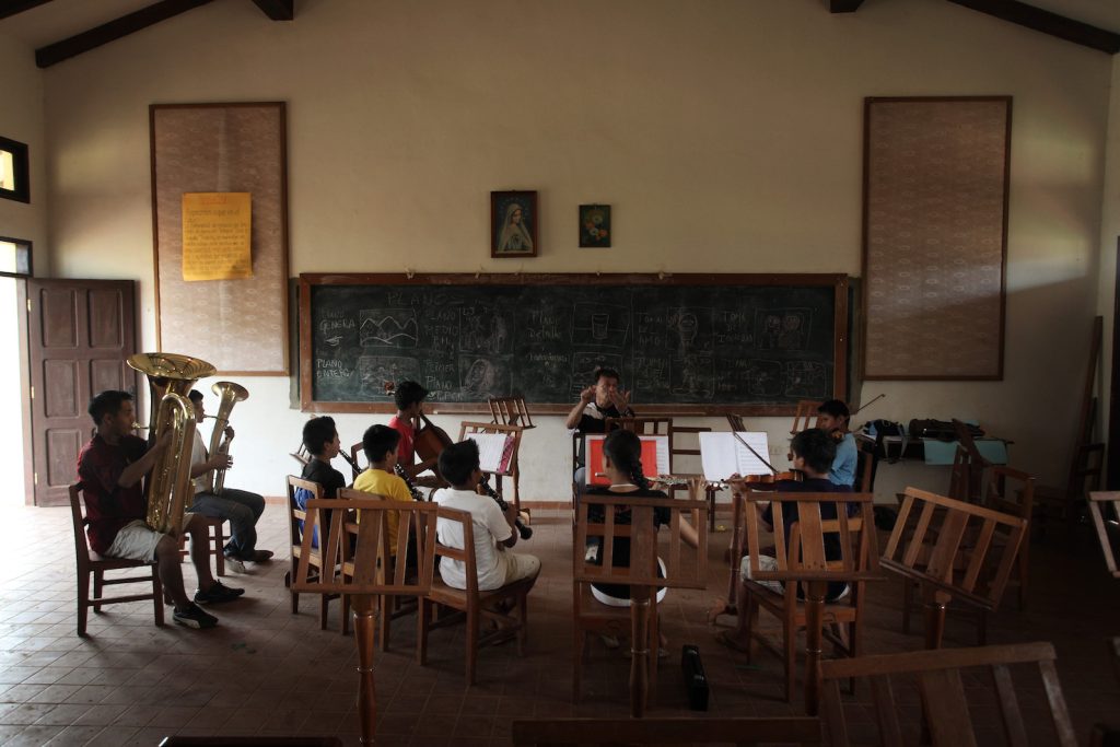 Il direttore d'orchestra, Jorge Eduardo Aranda, durante le prove di un'opera barocca insieme a un gruppo di giovani dell'orchestra barocca di Urubichà