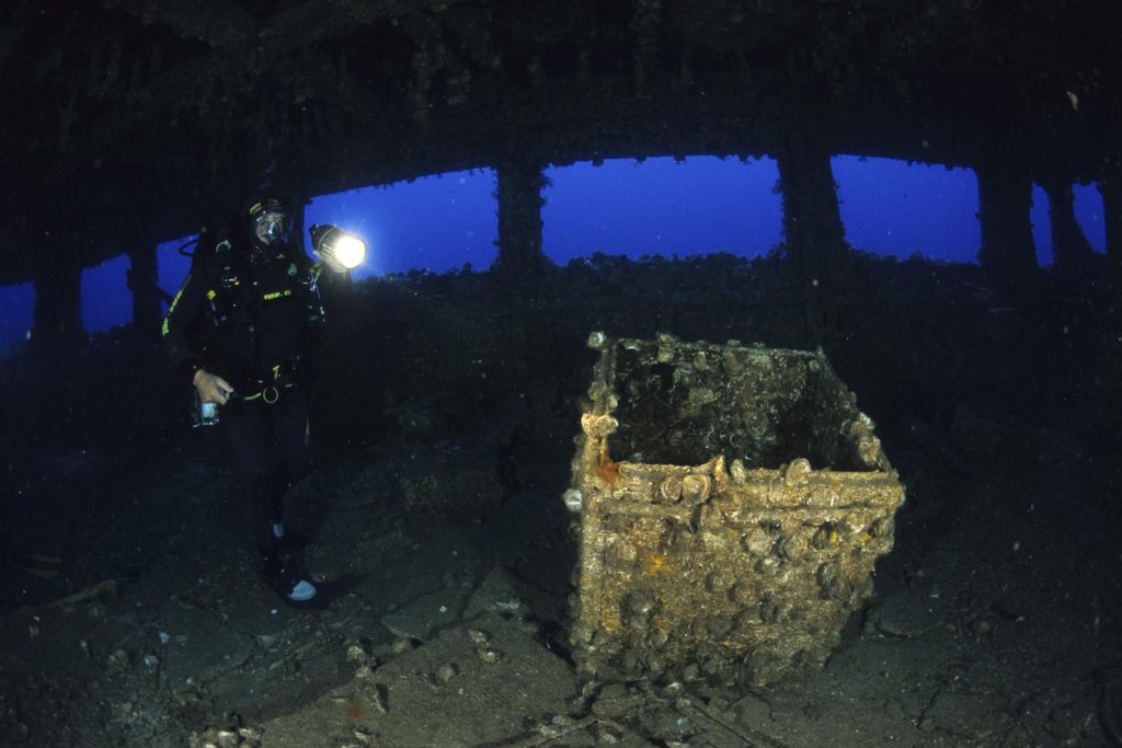 Interno del relitto della petroliera Amoco Milford Haven (Franco Banfi)