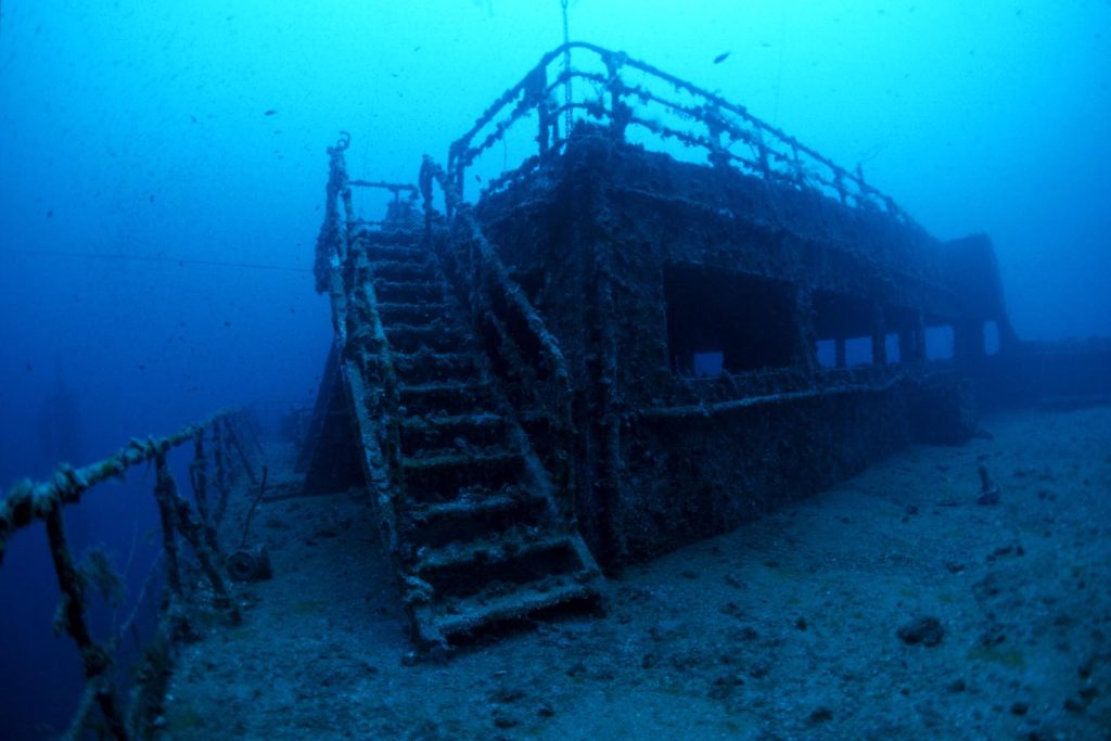La petroliera Amoco Milford Haven era lunga 334 m; affondò il 14 aprile 1991, Arenzano, Liguria occidentale, Mar Mediterraneo (Franco Banfi)