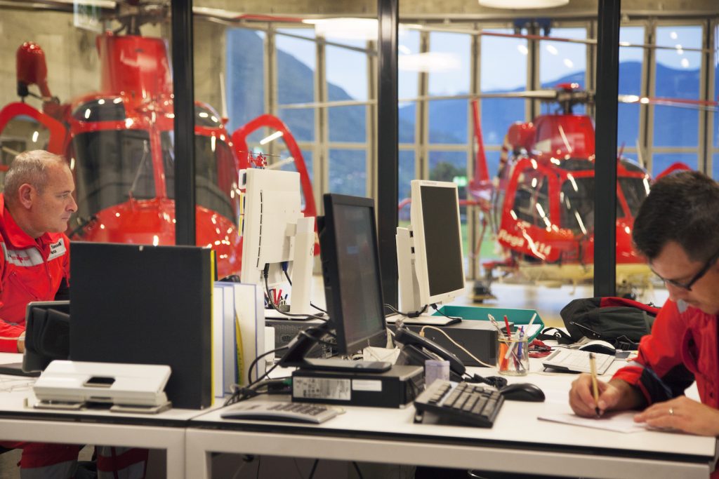 Tra una missione e l’altra, si svolgono numerose attività amministrative