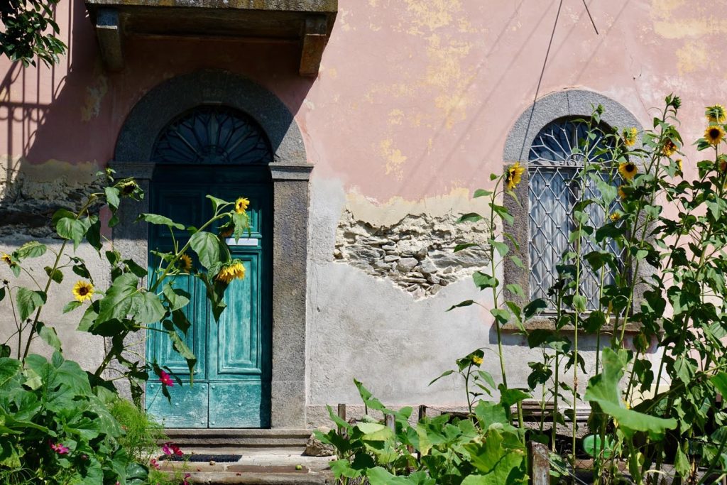 Le unghiate degli anni ne hanno sbiadito il rosa antico delle facciate e i verdi del portone d’entrata e delle persiane (Romano Venziani)
