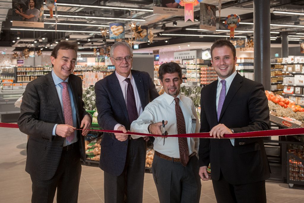 Marco Borradori sindaco di Lugano, Lorenzo Emma direttore di Migros Ticino, Giorgio Micaroni gerente e Michele Bertini vice sindaco di Lugano (Ti-Press)