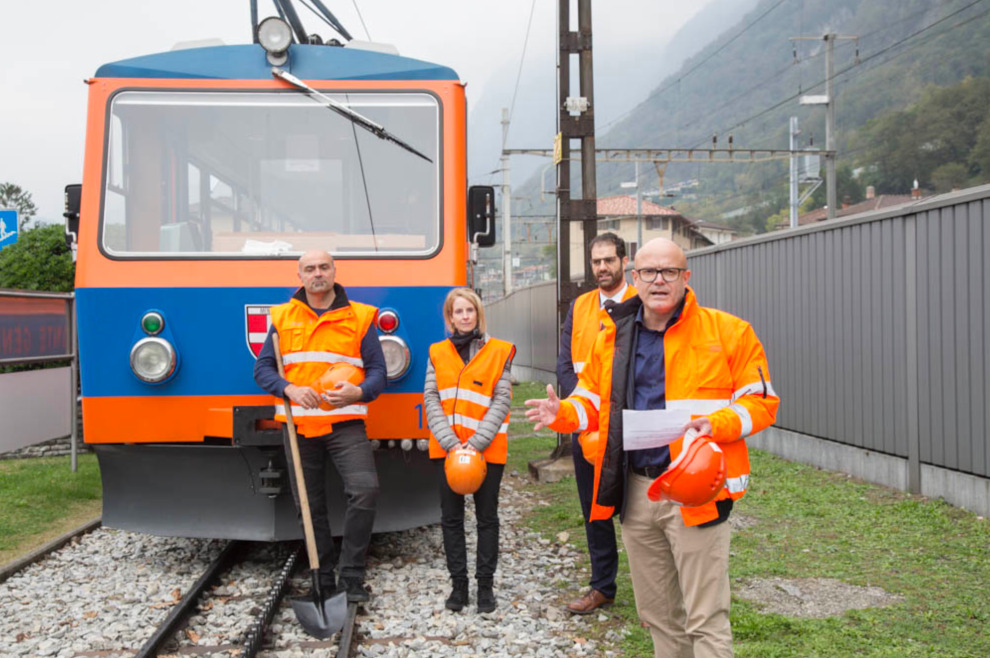 Lorenz Brügger, a destra, direttore della Ferrovia Monte Generoso SA, presenta il progetto alla stampa. Alle sue spalle da sinistra Massimo Bosisio, capo esercizio Ferrovia Monte Generoso SA, Samantha Martinelli, vice-direttrice e il sindaco di Mendrisio Samuele Cavadini (S. Spinelli)