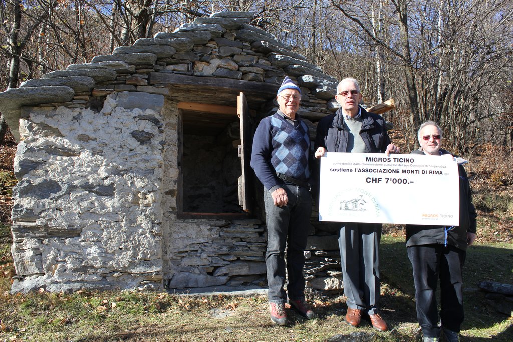 il Presidente della Commissione culturale del consiglio di Cooperativa di Migros Ticino Mario Colombo (al centro), il Presidente dell’Associazione Monti di Rima Daniele Zoppi (a destra) e il segretario Armando Donat.