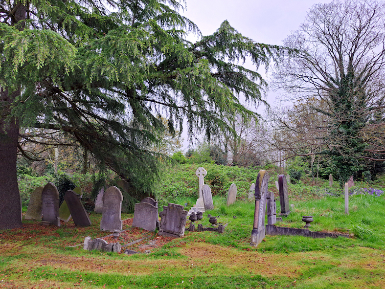 Sono 45mila i morti sepolti nel cimitero di Kingston. Un vero e proprio parco dove le tombe sembrano voler dialogare fra loro