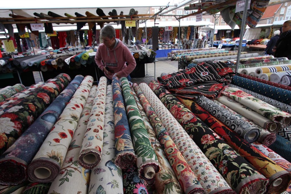 Il mercato delle stoffe e affini sulla Piazza Markt