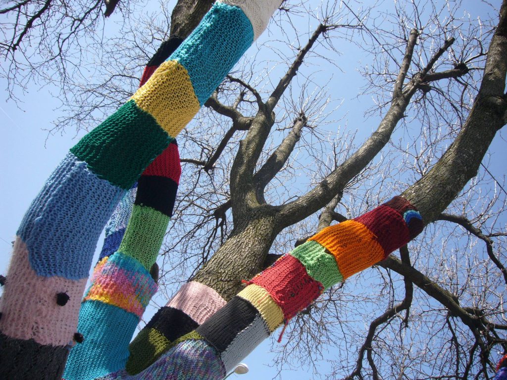 L’Urban Knitting è un’idea nata negli Stati Uniti, si tratta di ricoprire alberi, oggetti e arredi urbani con tessuti lavorati a maglia o uncinetto (Wikimedia/Shrewdcat)
