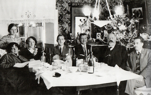 Pranzo nel periodo delle feste natalizie, famiglia Lombardi di Airolo («Natale», p. 218)