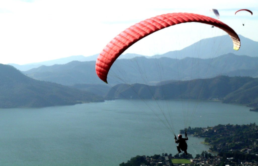 Parapendio sul lago Avándaro, a Valle de Bravo