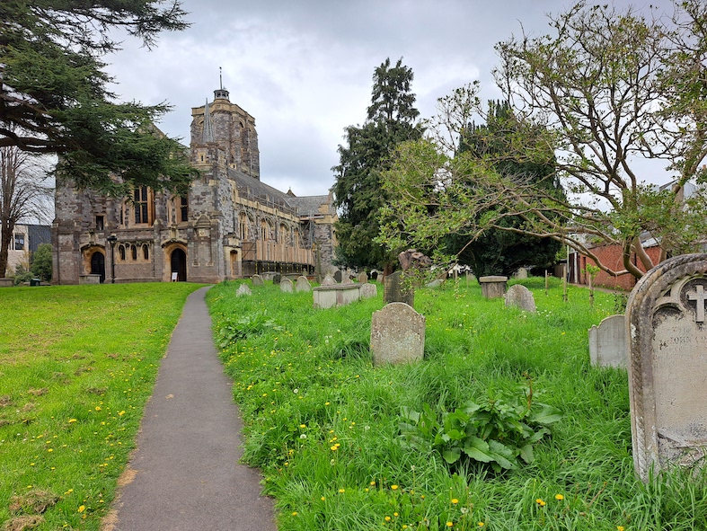 La sagoma imponente della Chiesa di San Davide a Exeter (contea di Devon) domina il prato che la circonda, popolato da lapidi e tombe antiche