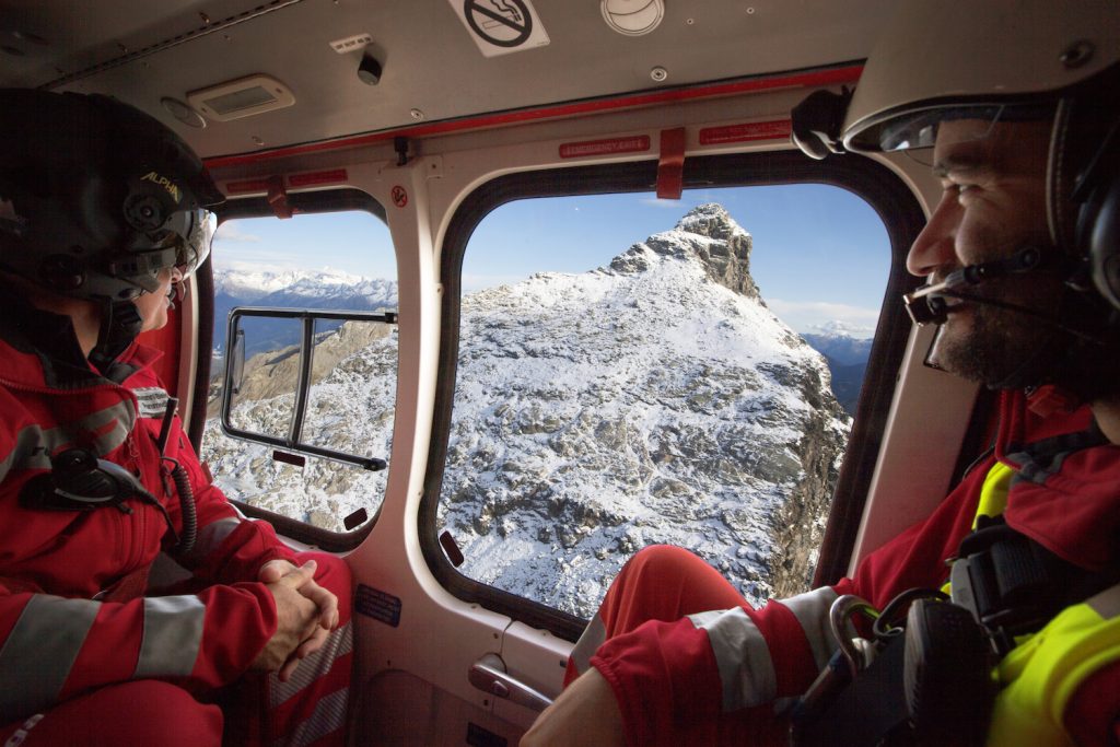 I volo su Alpi e Prealpi talvolta rasenta pareti rocciose: un brivido da piloti esperti nella gestione di missioni rischiose