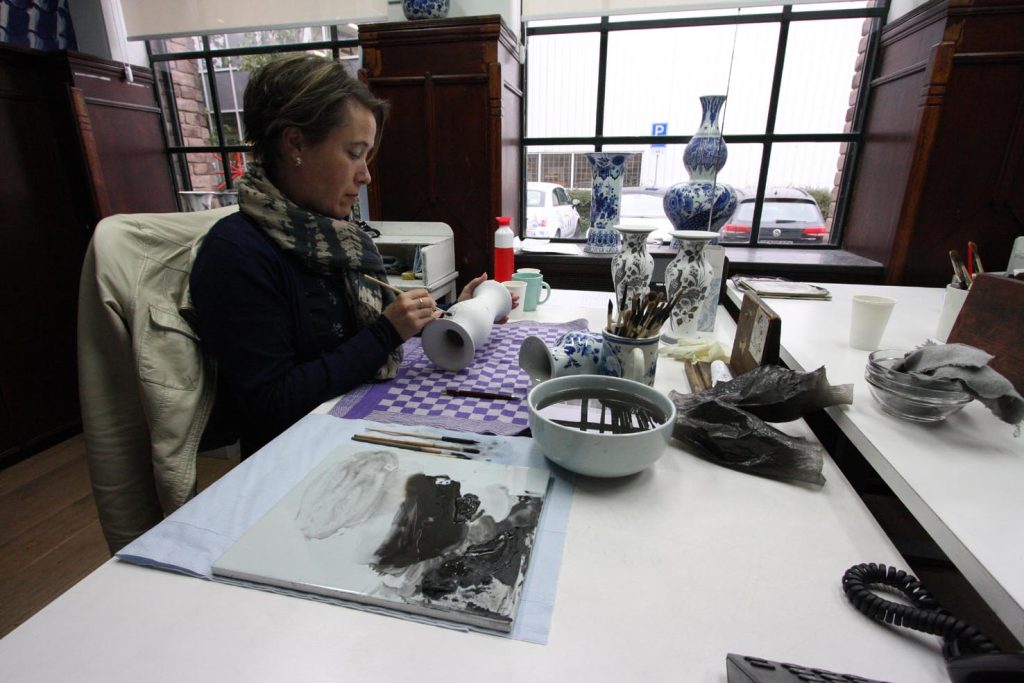 Decorazione manuale delle ceramiche presso la fabbrica Royal Delft