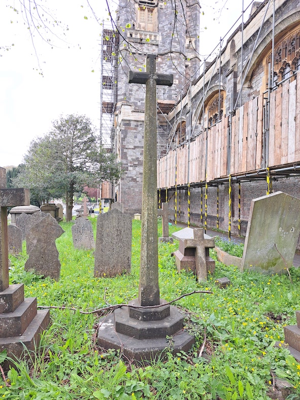 Sculture e monumenti funerari (la Croce nella foto è del 1779) attraversano il tempo, collegando l’eternità al presente. Senza alcun supporto esteriore, come fiori o fotografie. Qui sobrietà e Pace sono di casa