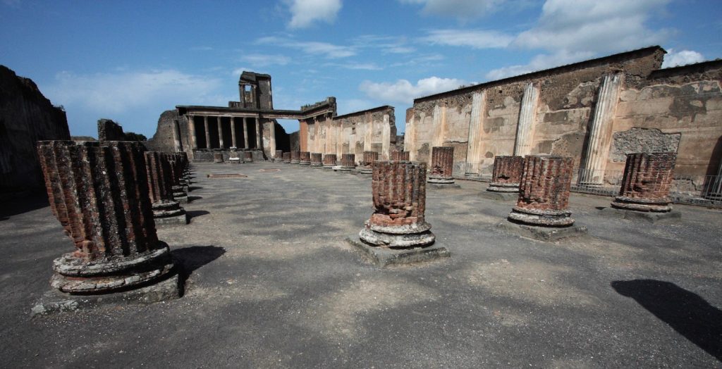 Nella Basilica (120-78 a.C.), preromana con 28 colonne corinzie, si amministrava la giustizia