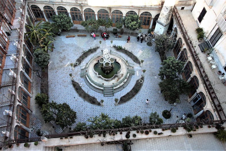 Il chiostro con fontana, aranci e limoni nell'ex Monastero delle Domenicane presso Santa Caterina d'Alessandria in Piazza Bellini (T. Stiano)