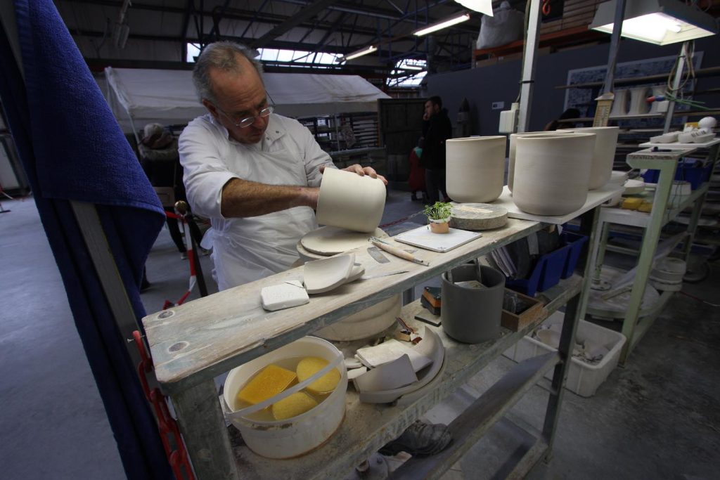 Rifinitura a mano dei vasi prima della decorazione con l’ossido di cobalto